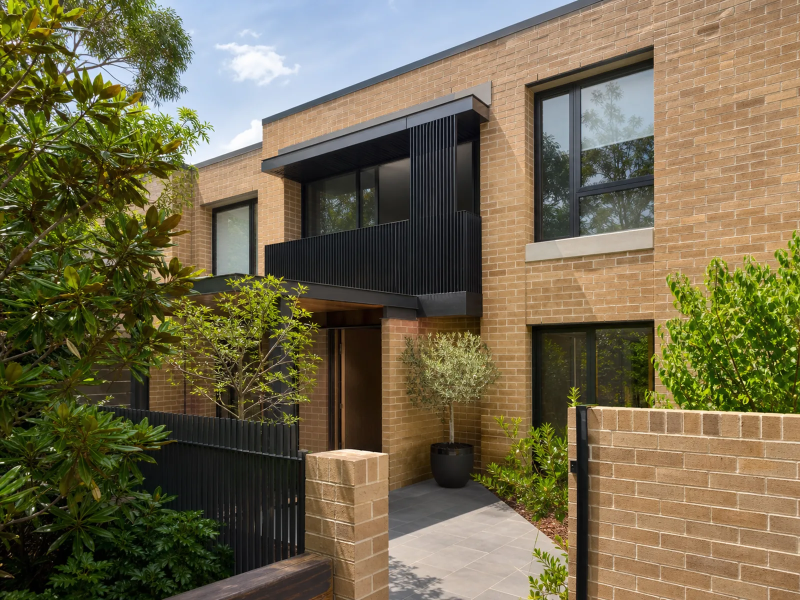 Modern Courtyard Townhouse — presentation sample